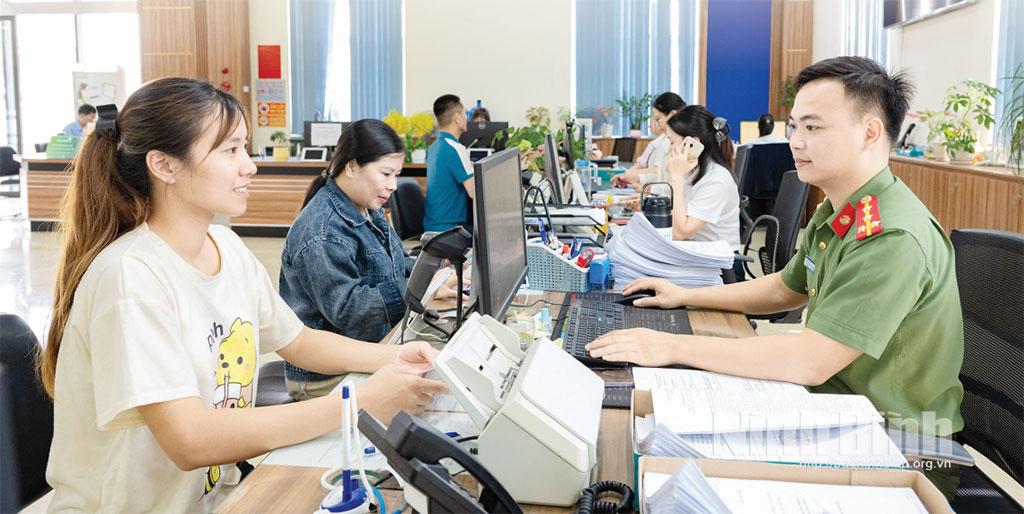 Thực hiện thủ tục hành chính tại Trung tâm Phục vụ hành chính công tỉnh. Ảnh: Ngọc Linh