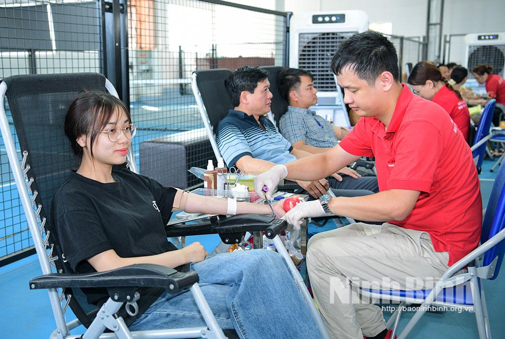 Các tình nguyện viên tham gia hiến máu tại Ngày hội.