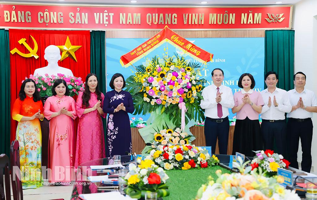 Đồng chí Mai Văn Tuất, Phó Bí thư Tỉnh ủy, Trưởng Đoàn đại biểu Quốc hội tỉnh tặng hoa chúc mừng Đoàn đại biểu phụ nữ tỉnh Ninh Bình tham dự Đại hội.