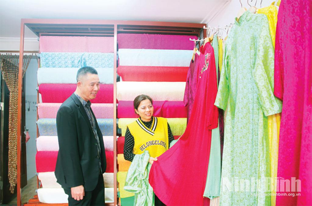Cửa hàng giới thiệu sản phẩm của cơ sở dệt lụa truyền thống Thực Liên Silk ở Nha Xá, phường Duy Tân.