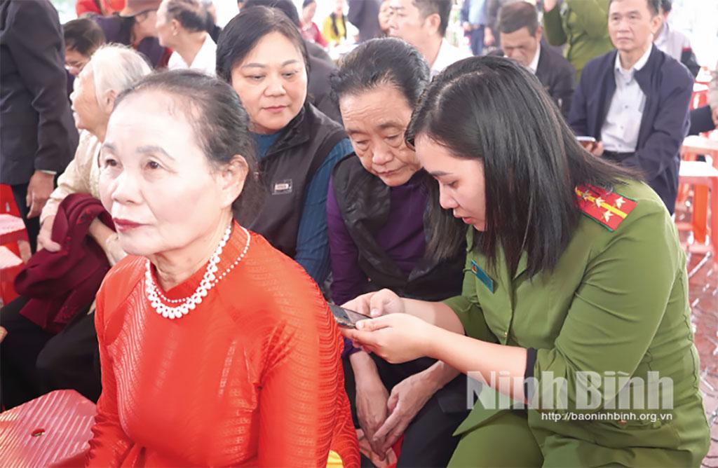 Công an phường Phủ Lý tuyên truyền người dân cảnh giác với thông tin xấu độc trên không gian mạng. Ảnh: Trần Thoan