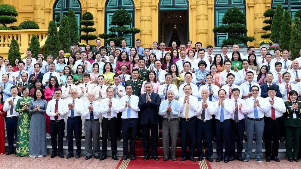 Tổng Bí thư, Chủ tịch nước Tô Lâm với các nhà báo tiêu biểu. (Ảnh: ĐĂNG KHOA)