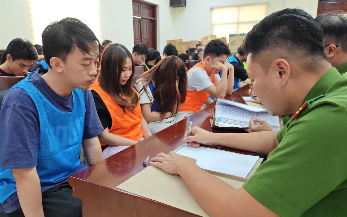 Các bị can vụ án Lừa đảo chiếm đoạt tài sản bằng thủ đoạn bán gói nghỉ dưỡng, du lịch tại cơ quan điều tra.