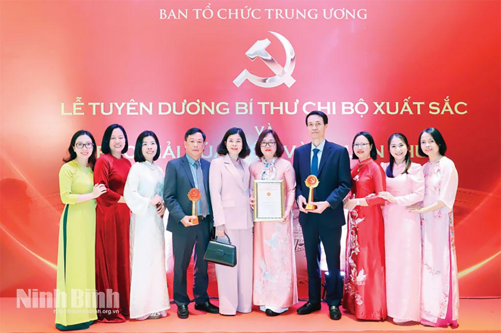 Đồng chí Phạm Thị Thu Hằng, Ủy viên Ban Thường vụ Tỉnh ủy, Giám đốc Báo và phát thanh, truyền hình Ninh Bình chụp ảnh lưu niệm với nhóm tác giả đoạt giải Búa liềm vàng lần thứ X năm 2025. Ảnh: Viết Dư