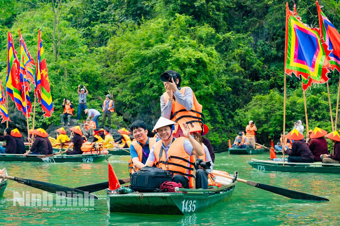 Các phóng viên Báo và phát thanh, truyền hình Ninh Bình tác nghiệp tại Lễ hội Tràng An. Ảnh: Ngọc Linh