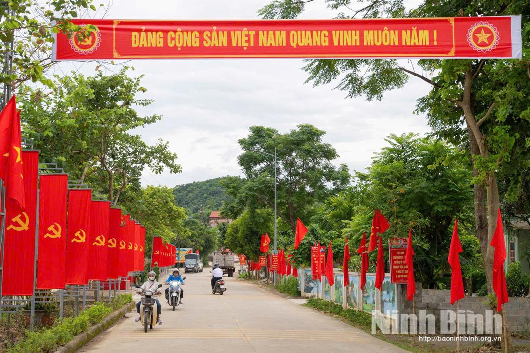 Sắp xếp thôn, xóm, tổ dân phố tạo động lực phát triển kinh tế - xã hội địa phương. Trong ảnh là trục đường dẫn vào xã Cúc Phương. Ảnh Ngọc Linh