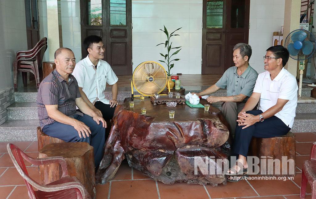 Ông Tống Hồng Quý, Bí thư Chi bộ, Trưởng Ban công tác Mặt trận (ngoài cùng bên trái) cùng đội ngũ cán bộ, đảng viên xóm Đắc Quý, xã Đồng Thịnh thường xuyên bám sát cơ sở, tuyên truyền vận động nhân dân xây dựng NTM nâng cao, kiểu mẫu.