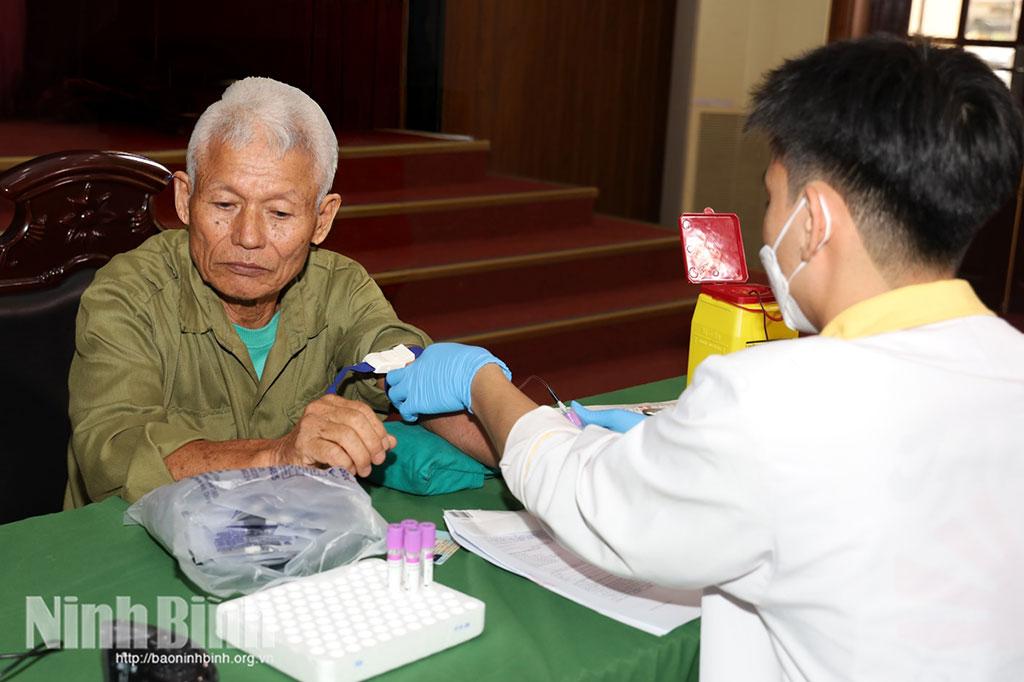 Thực hiện thu nhận mẫu sinh phẩm ADN phục vụ xây dựng cơ sở dữ liệu ADN thân nhân liệt sĩ.