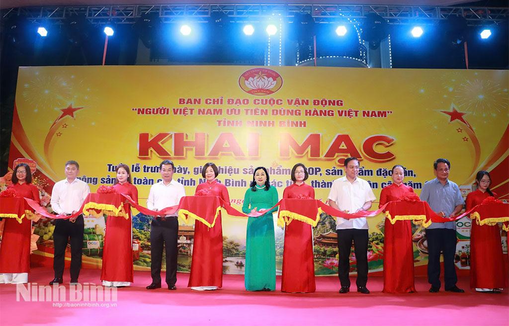 Đồng chí Đinh Thị Lụa, Phó Bí thư Tỉnh ủy, Chủ tịch Ủy ban MTTQ Việt Nam tỉnh và các đại biểu cắt băng khai mạc Tuần lễ trưng bày, giới thiệu sản phẩm OCOP, sản phẩm đặc sản, nông sản an toàn tỉnh Ninh Bình và các tỉnh lân cận.
