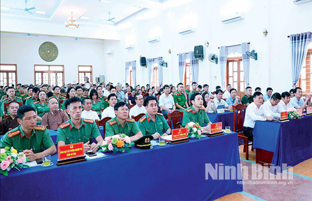 Các đại biểu dự Hội nghị ký kết Kế hoạch phối hợp trong công tác bảo đảm ANTT và xây dựng thế trận An ninh đối ngoại trên địa bàn xã Giao Minh.
