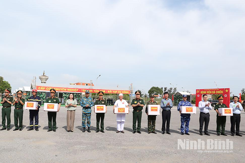 Lãnh đạo Bộ Tổng tham mưu Quân đội Nhân dân Việt Nam, Quân Khu 3 và Tỉnh ủy, UBND tỉnh tặng quà của Bộ Tổng tham mưu cho các đơn vị tham gia diễn tập.