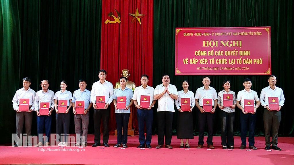 Lãnh đạo phường Yên Thắng trao các quyết định chỉ định Bí thư chi bộ, Tổ trưởng tổ dân phố và Trưởng ban công tác Mặt trận tổ dân phố.