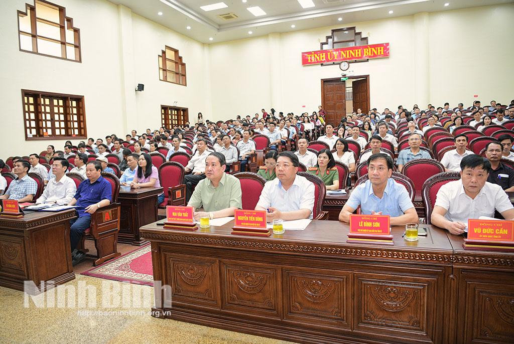 Đồng chí Mai Văn Tuất, Phó Bí thư Tỉnh ủy, Trưởng Đoàn đại biểu Quốc hội tỉnh và các đại biểu dự hội nghị tại điểm cầu tỉnh Ninh Bình.