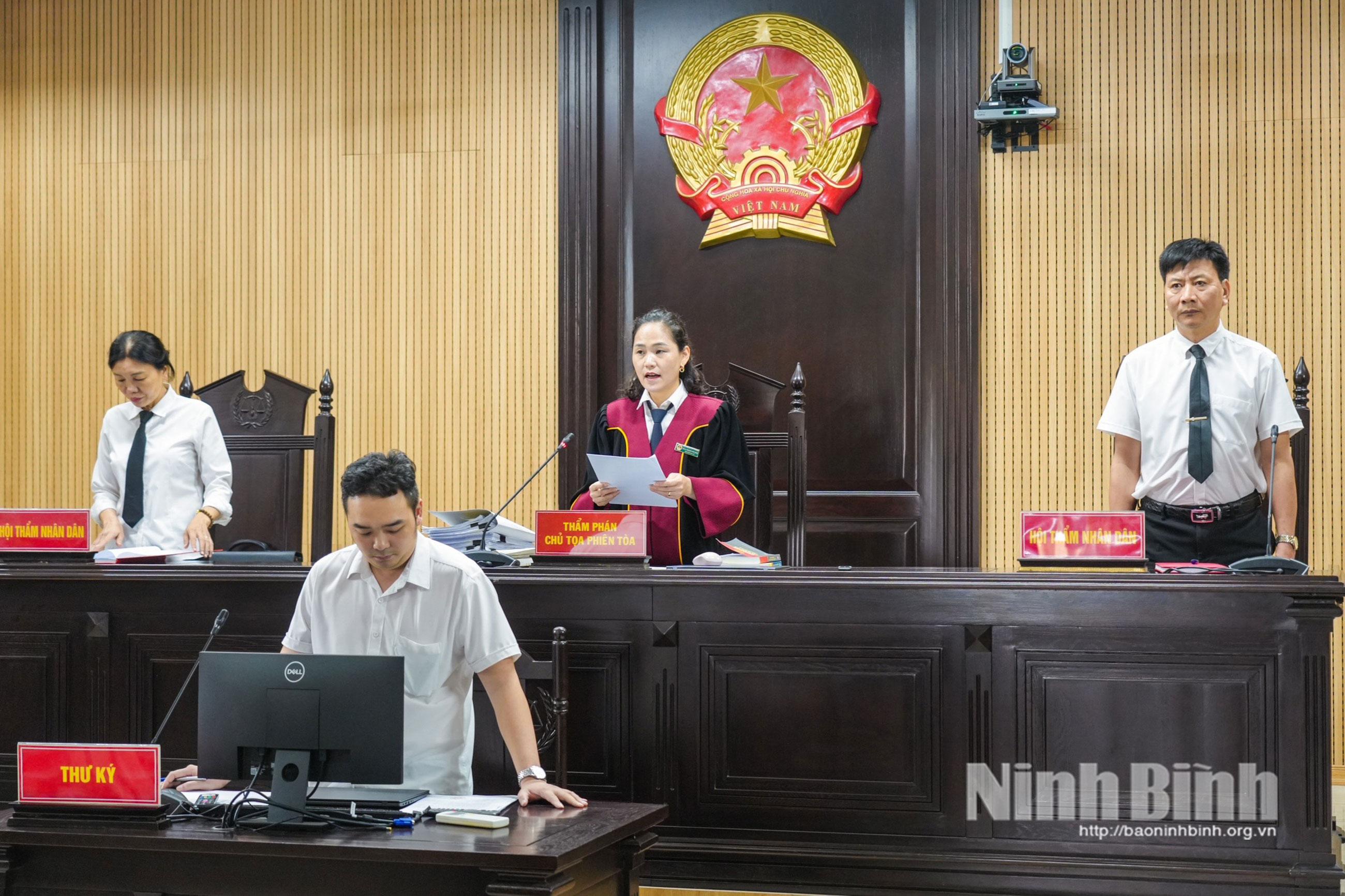 Phiên toà xét xử ba bị cáo.