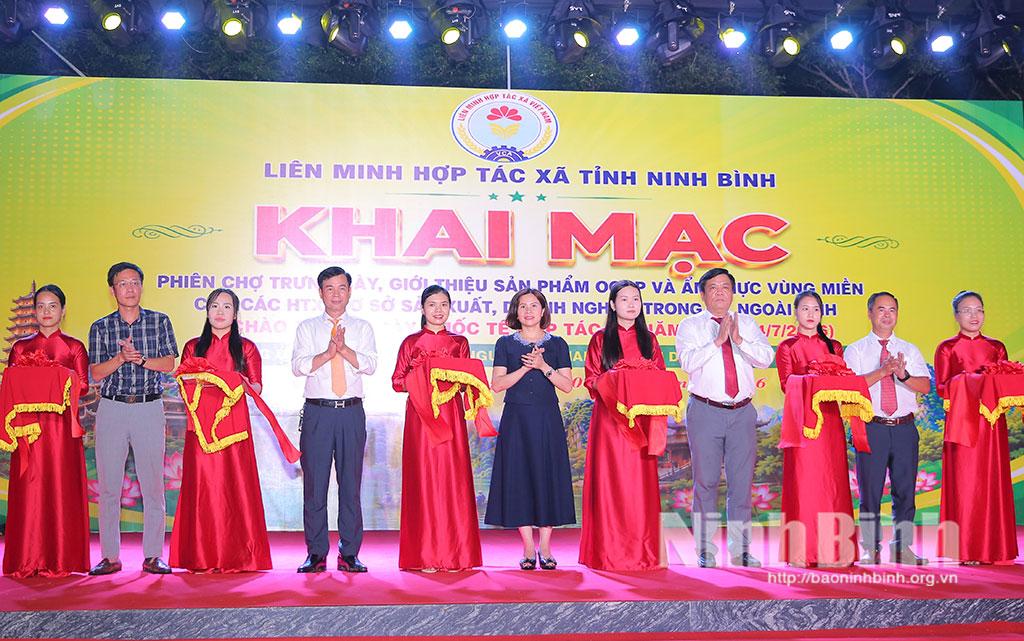 Các đại biểu cắt băng khai mạc Phiên chợ trưng bày, giới thiệu sản phẩm OCOP và ẩm thực vùng miền.