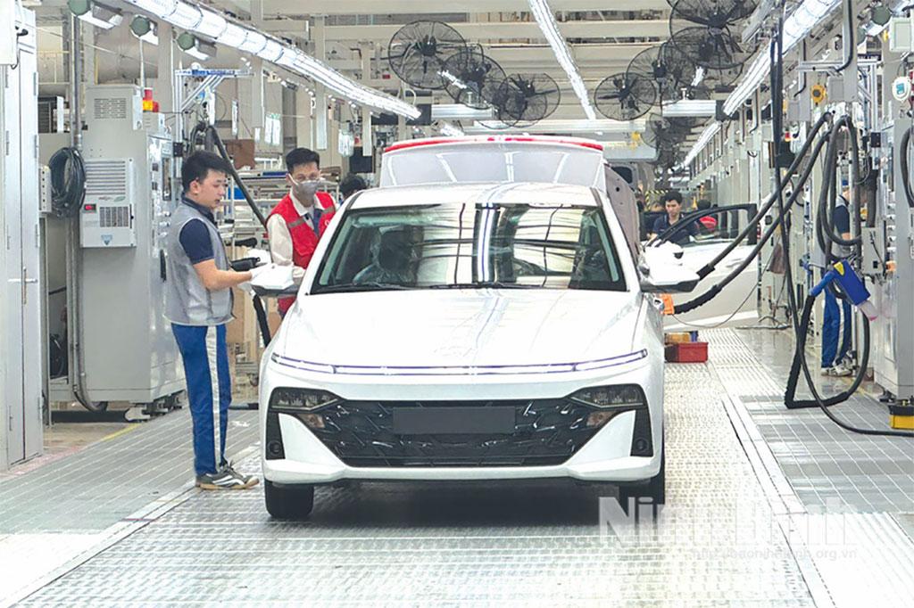 Dây chuyền sản xuất, lắp ráp xe ô tô của Nhà máy Sản xuất ô tô Hyundai Thành Công Việt Nam, Khu Công nghiệp Gián Khẩu.