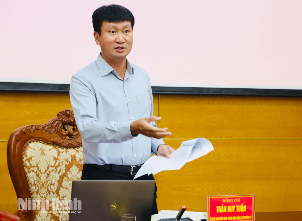 Đồng chí Trần Huy Tuấn, Ủy viên Trung ương Đảng, Bí thư Tỉnh ủy, Trưởng Ban Chỉ đạo phát biểu chỉ đạo tại hội nghị.