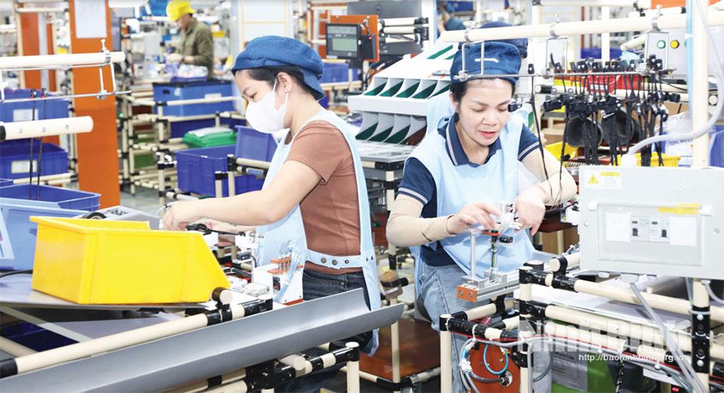 Khu vực công nghiệp tiếp tục đóng góp quan trọng vào tốc độ tăng trưởng kinh tế của tỉnh. (Trong ảnh: Dây chuyền sản xuất các sản phẩm ngành công nghiệp nhiệt của Công ty TNHH Gentherm Việt Nam tại Khu công nghiệp Đồng Văn II). Ảnh: Lê Dũng