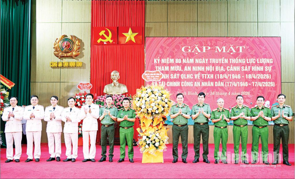 Các đồng chí trong Ban Giám đốc Công an tỉnh tặng hoa chúc mừng các lực lượng tại Chương trình gặp mặt Kỷ niệm 80 năm Ngày truyền thống. Ảnh; CTV