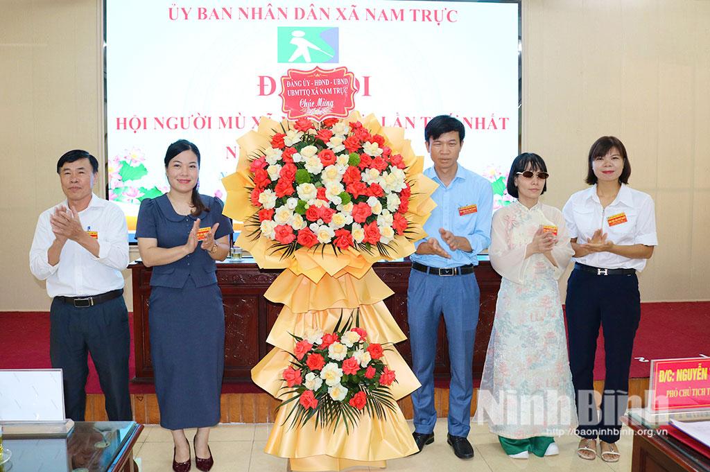 Lãnh đạo xã Nam Trực tặng hoa chúc mừng Đại hội.