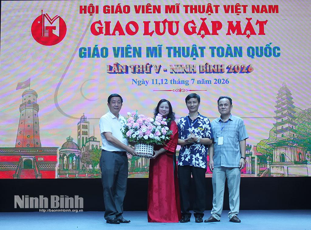 Lãnh đạo Phòng Văn hóa Xã hội phường Nam Định tặng hoa chúc mừng chương trình.
