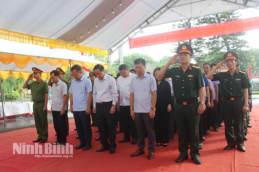 Đoàn đại biểu Đảng ủy, HĐND, UBND, Ủy ban MTTQ Việt Nam xã Ý Yên dành phút tưởng niệm các Anh hùng liệt sĩ tại Nghĩa trang liệt sĩ thị trấn Lâm (cũ).