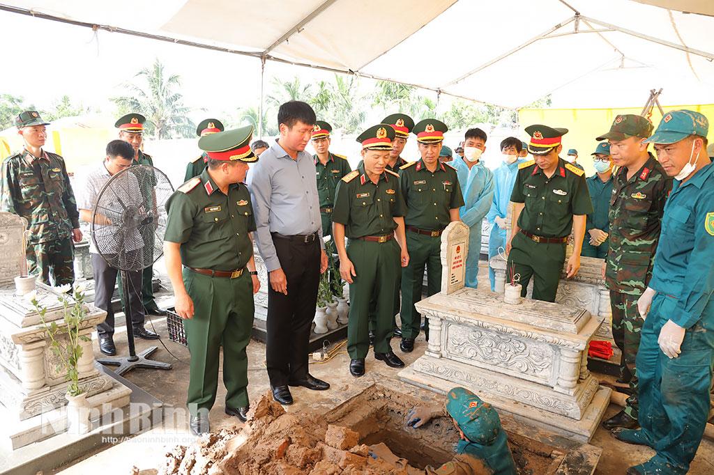 Đồng chí Trần Huy Tuấn, Ủy viên Trung ương Đảng, Bí thư Tỉnh ủy, Bí thư Đảng ủy Quân sự tỉnh; Trung tướng Lương Văn Kiểm, Tư lệnh Quân khu 3 và đoàn công tác kiểm tra khu vực khai quật hài cốt liệt sĩ tại nghĩa trang liệt sĩ Hoàng Mai, xã Đồng Thịnh.