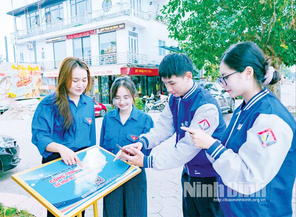 Đoàn viên, thanh niên phường Nam Định hướng dẫn người dân tiếp cận các công trình số hóa và ứng dụng nền tảng số trong đời sống.
