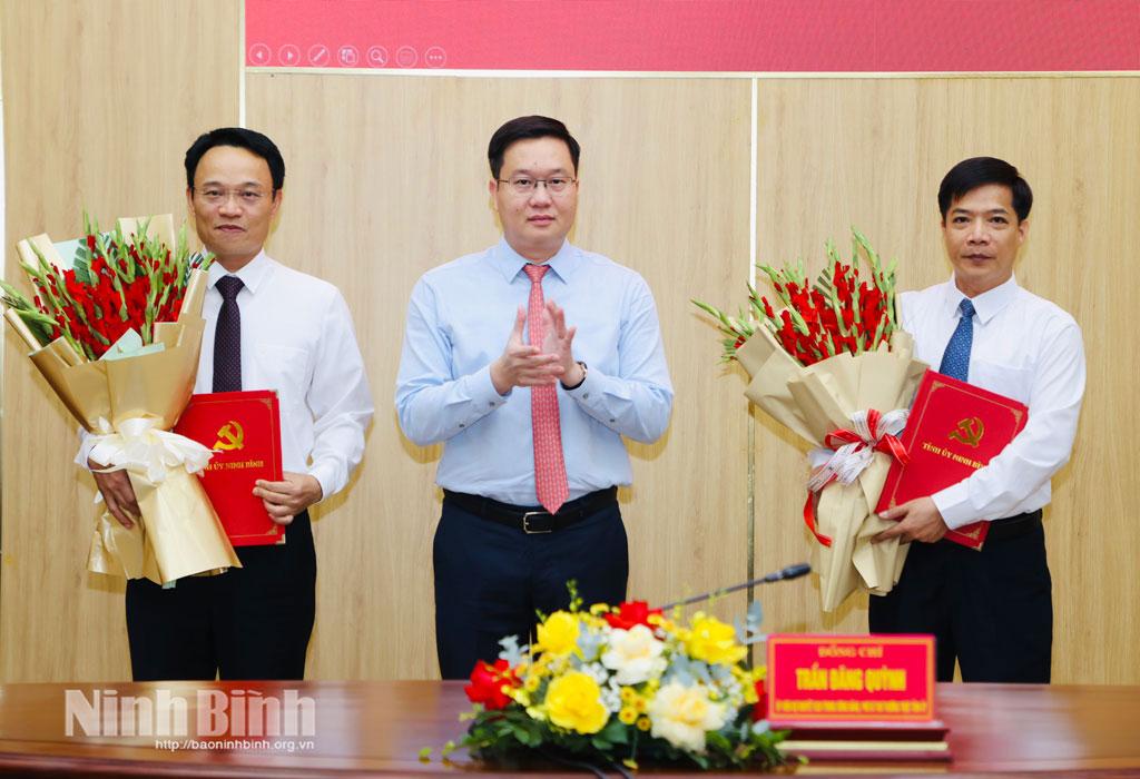 Đồng chí Trần Đăng Quỳnh, Ủy viên Dự khuyết Trung ương Đảng, Phó Bí thư Thường trực Tỉnh ủy trao Quyết định, tặng hoa chúc mừng đồng chí Phạm Thành Trung và đồng chí Đoàn Văn Thọ.