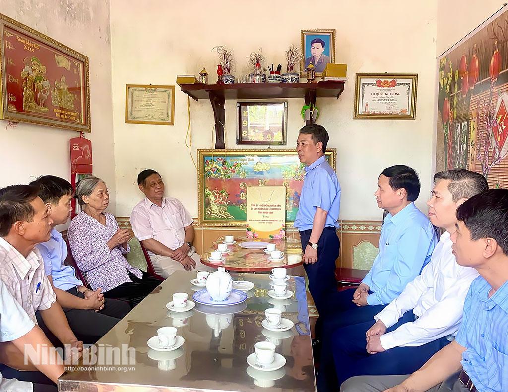 Đồng chí Bùi Hoàng Hà, Ủy viên Ban Thường vụ Tỉnh ủy, Phó Chủ tịch Thường trực HĐND tỉnh thăm, tặng quà bà Vũ Thị Châu, là vợ liệt sĩ, ở thôn Vạn Thắng, xã Minh Thái.