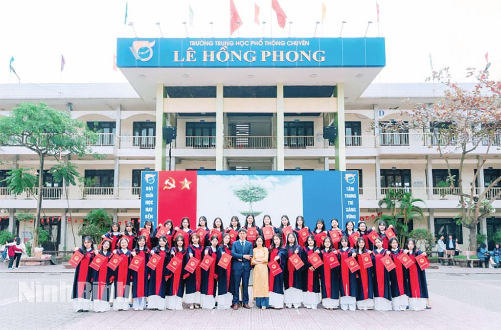 Thầy và trò Trường THPT chuyên Lê Hồng Phong trong ngày tốt nghiệp. Ảnh: CTV