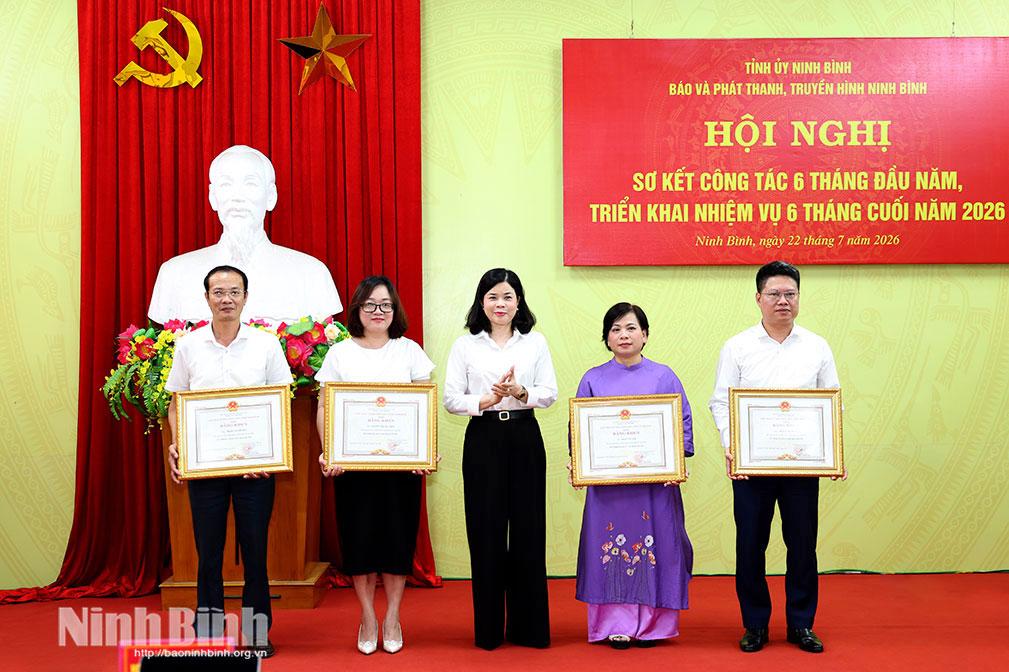 Đồng chí Phạm Thị Thu Hằng, Uỷ viên Ban Thường vụ Tỉnh uỷ, Bí thư Đảng uỷ, Giám đốc Báo và phát thanh, truyền hình Ninh Bình trao Bằng khen của Chủ tịch UBND tỉnh cho các đồng chí hoàn thành xuất sắc nhiệm vụ năm 2025.