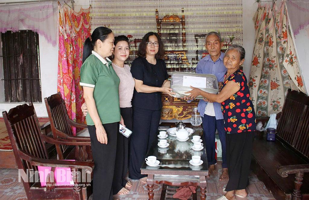Lãnh đạo Hội nhà báo tỉnh tặng quà gia đình ông Phạm Văn Dĩnh và bà Nguyễn Thị Liên, ở xã Khánh Trung.