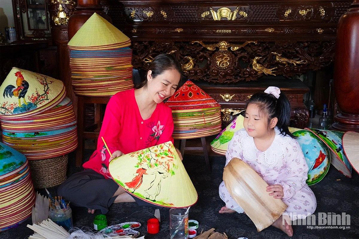 Làng nghề Nón lá Thịnh Vượng (xã Gia Viễn) vẫn được gìn giữ và phát triển nhờ tư duy đổi mới của lớp trẻ kế cận. (Ảnh nhân vật cung cấp)