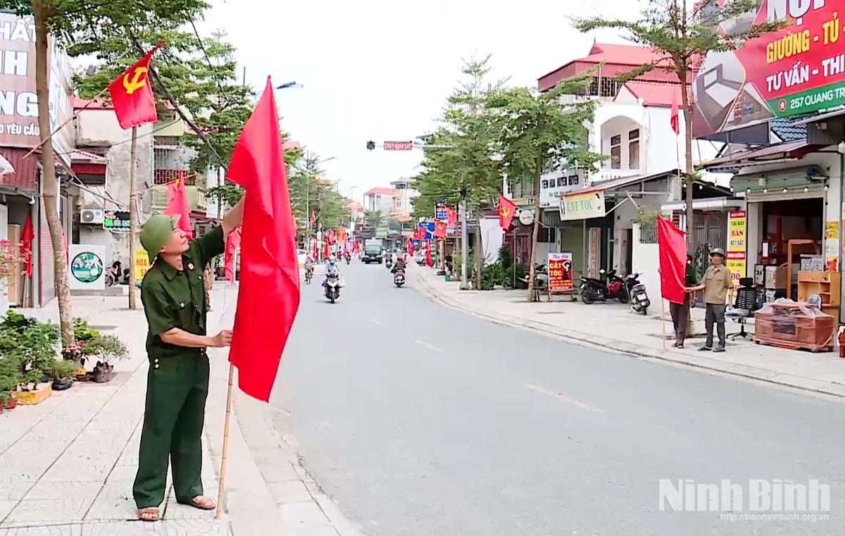 Mô hình “Đường cờ Tổ quốc” của Hội CCB phường Kim Bảng góp phần tạo cảnh quan đô thị khang trang, lan tỏa tinh thần yêu nước và xây dựng nếp sống văn minh.