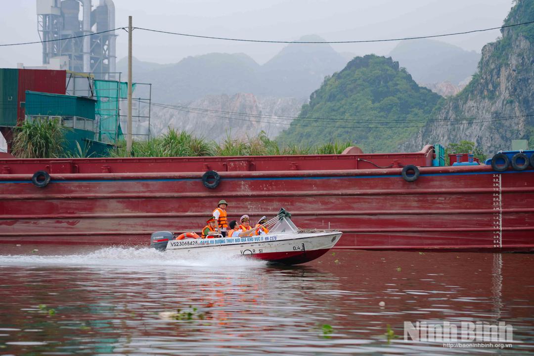 Đại diện Cảng vụ Hà Nam phối hợp với chính quyền các địa phương ven sông Đáy tăng cường quản lý hoạt động vận tải đường thủy, phòng, chống thiên tai và tìm kiếm cứu nạn. (Ảnh: Nguyễn Huy).
