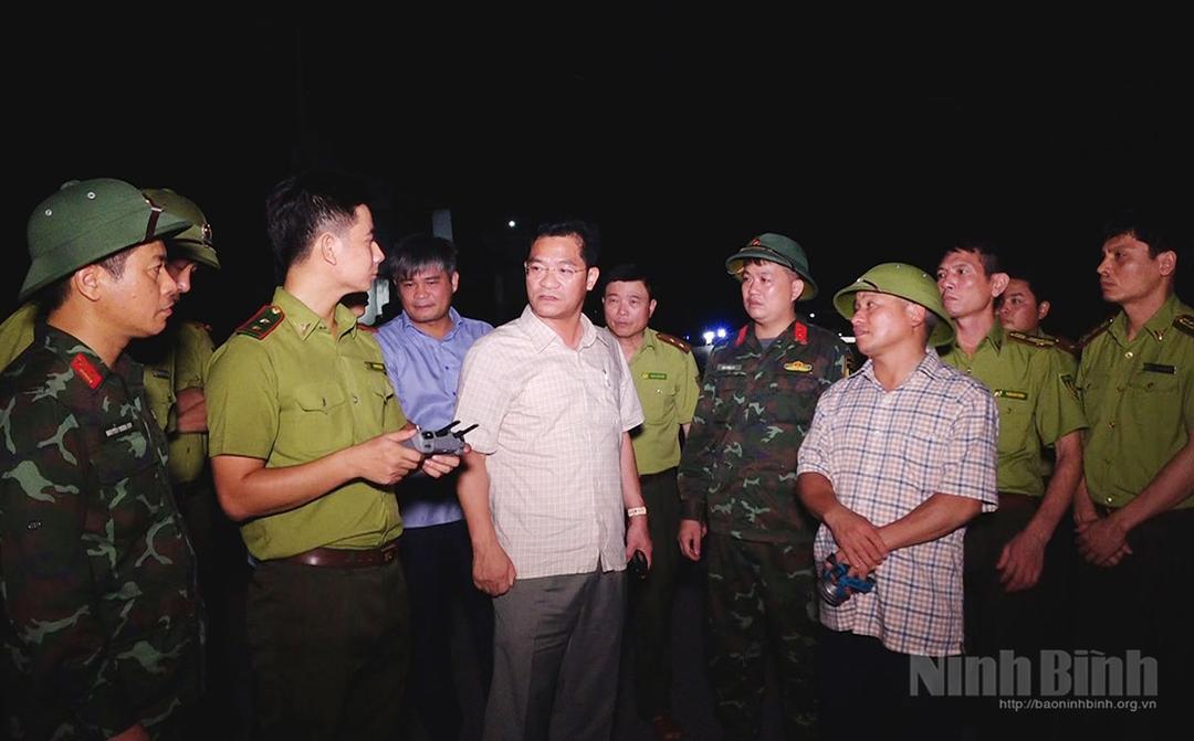 Đồng chí Trần Anh Dũng, Ủy viên Ban Thường vụ Tỉnh ủy, Phó Chủ tịch UBND tỉnh kiểm tra, chỉ đạo công tác ứng phó, khắc phục hậu quả cháy rừng tại phường Tam Chúc.