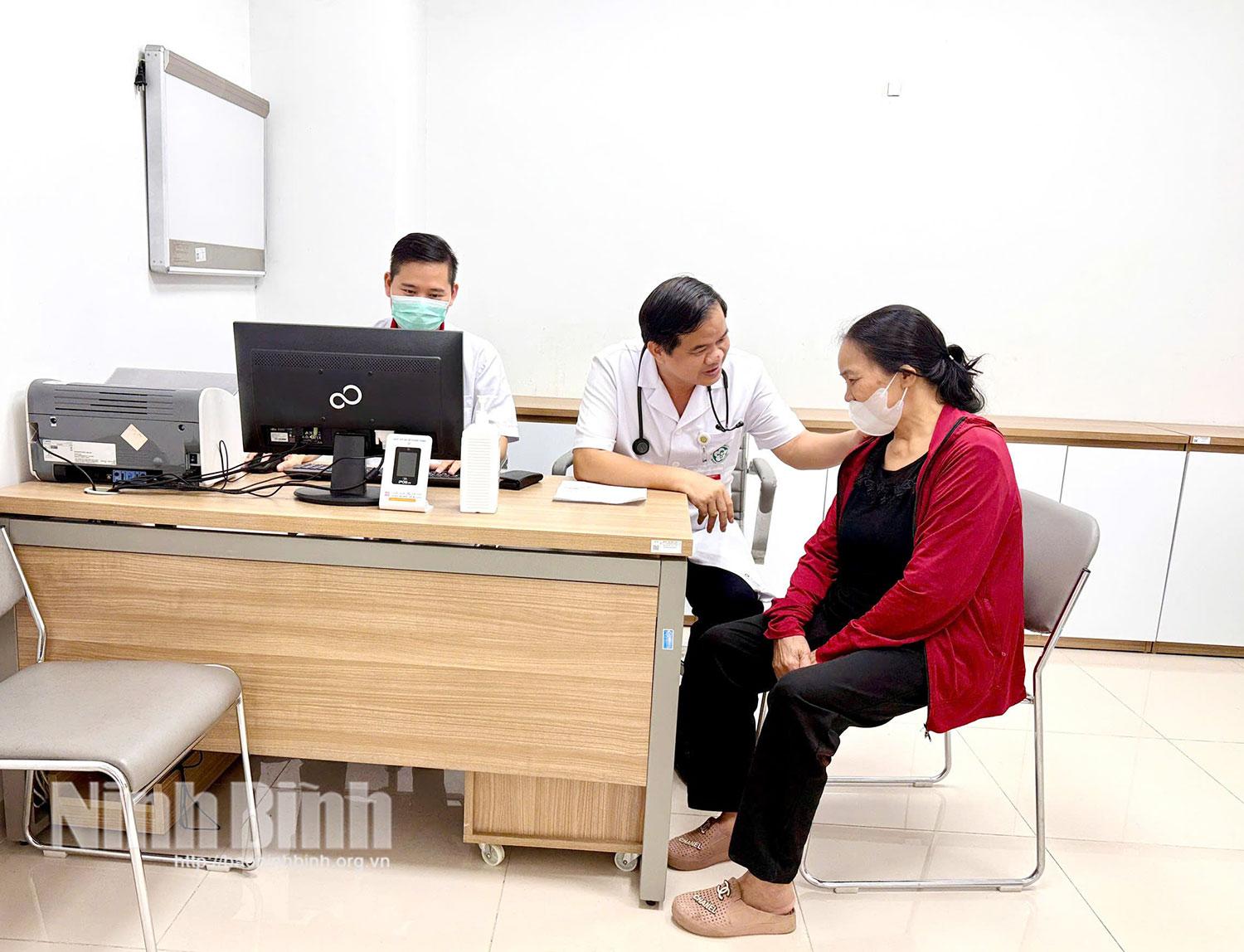 PGS,TS Đào Xuân Cơ, Giám đốc Bệnh viện Bạch Mai trực tiếp khám, tư vấn sức khỏe cho đối tượng chính sách trên địa bàn tỉnh. (Ảnh: Bệnh viện Bạch Mai cung cấp).