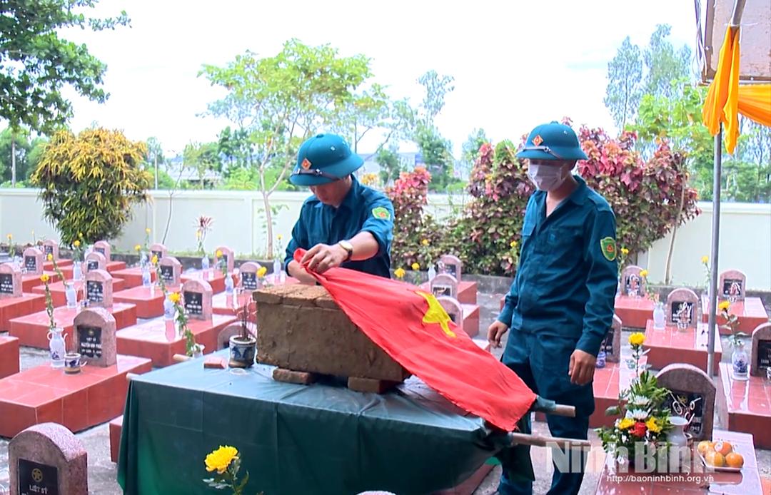 Quy tập, cất bốc hài cốt liệt sĩ tại Nghĩa trang Liệt sĩ xã Tân Minh.
