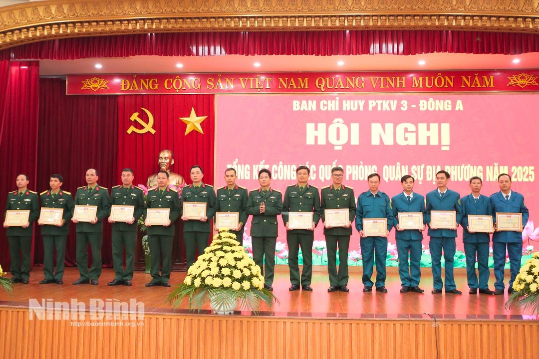 Lãnh đạo Bộ CHQS tỉnh khen thưởng 15 cá nhân có thành tích xuất sắc trong phong trào thi đua Quyết thắng năm 2025.