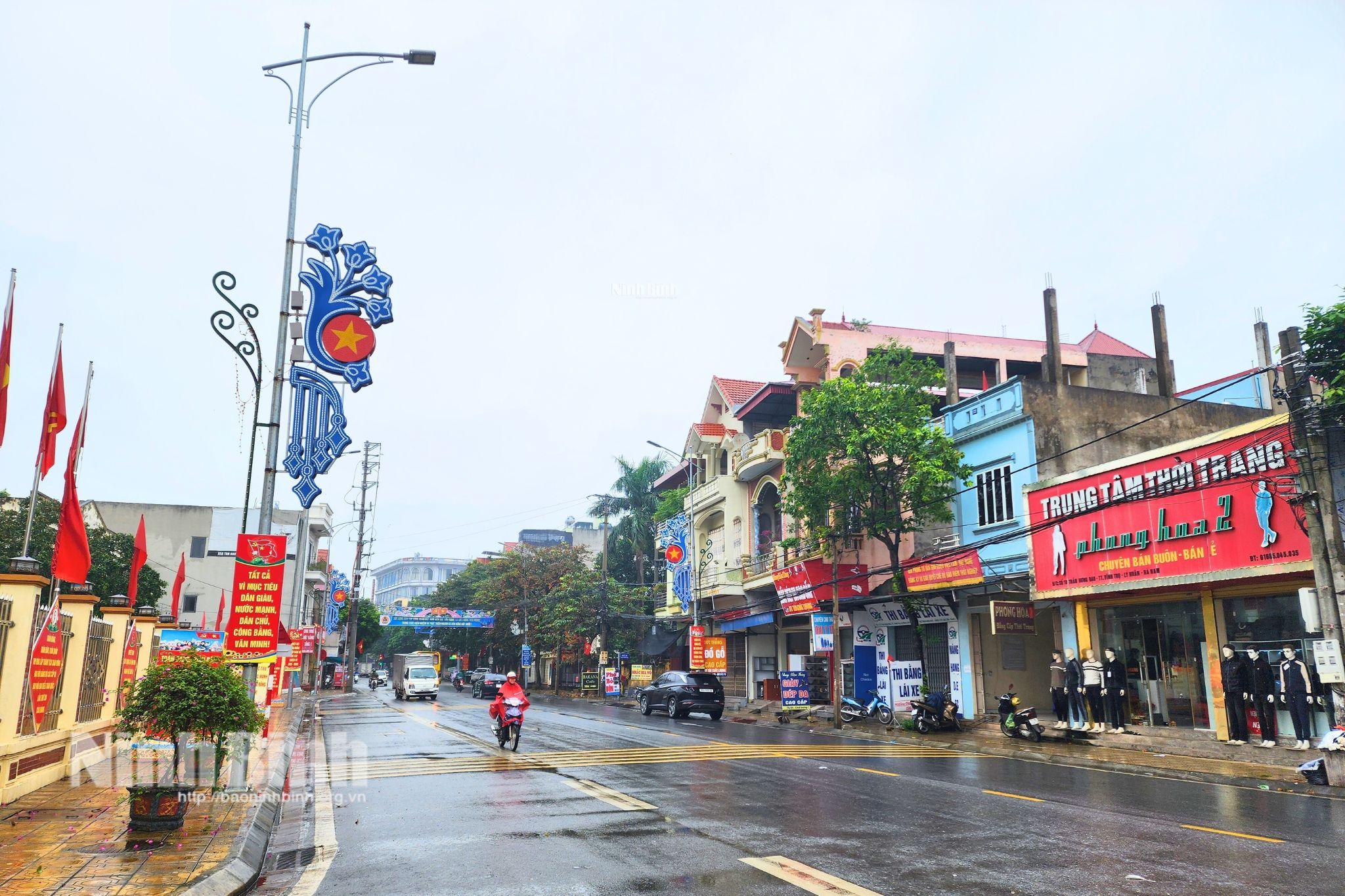 Tuyến đường trung tâm xã Vĩnh Trụ được chỉnh trang sạch đẹp, hệ thống pa-nô, khẩu hiệu được trang hoàng tạo diện mạo khang trang, hiện đại.