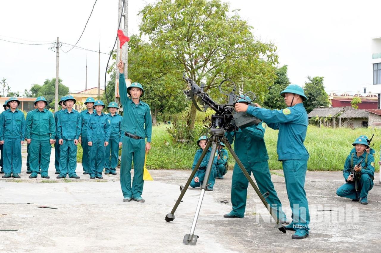 Lực lượng Dân quân tự vệ xã Hải Hậu huấn luyện sử dụng súng máy phòng không 12,7mm.