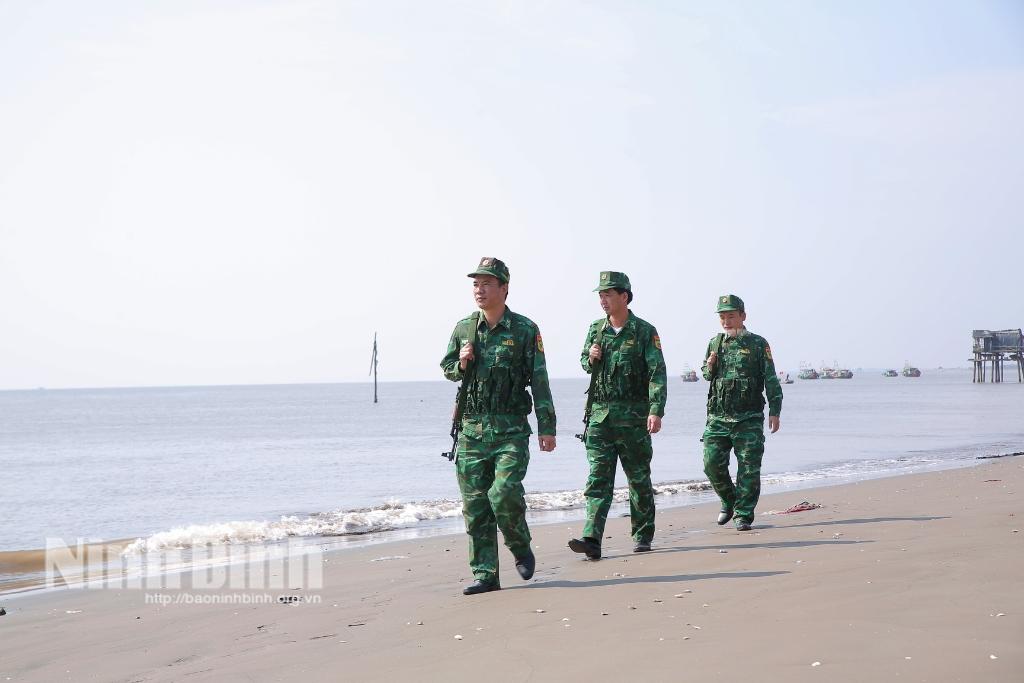 Cán bộ, chiến sĩ Đồn Biên phòng Quất Lâm tuần tra, kiểm soát tuyến biển.