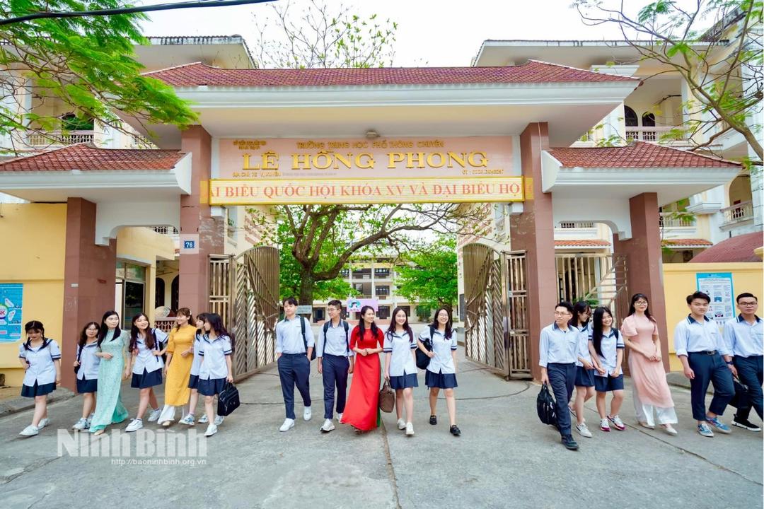 Đảng bộ Trường THPT chuyên Lê Hồng Phong luôn quan tâm, chú trọng công tác kết nạp đảng viên mới.