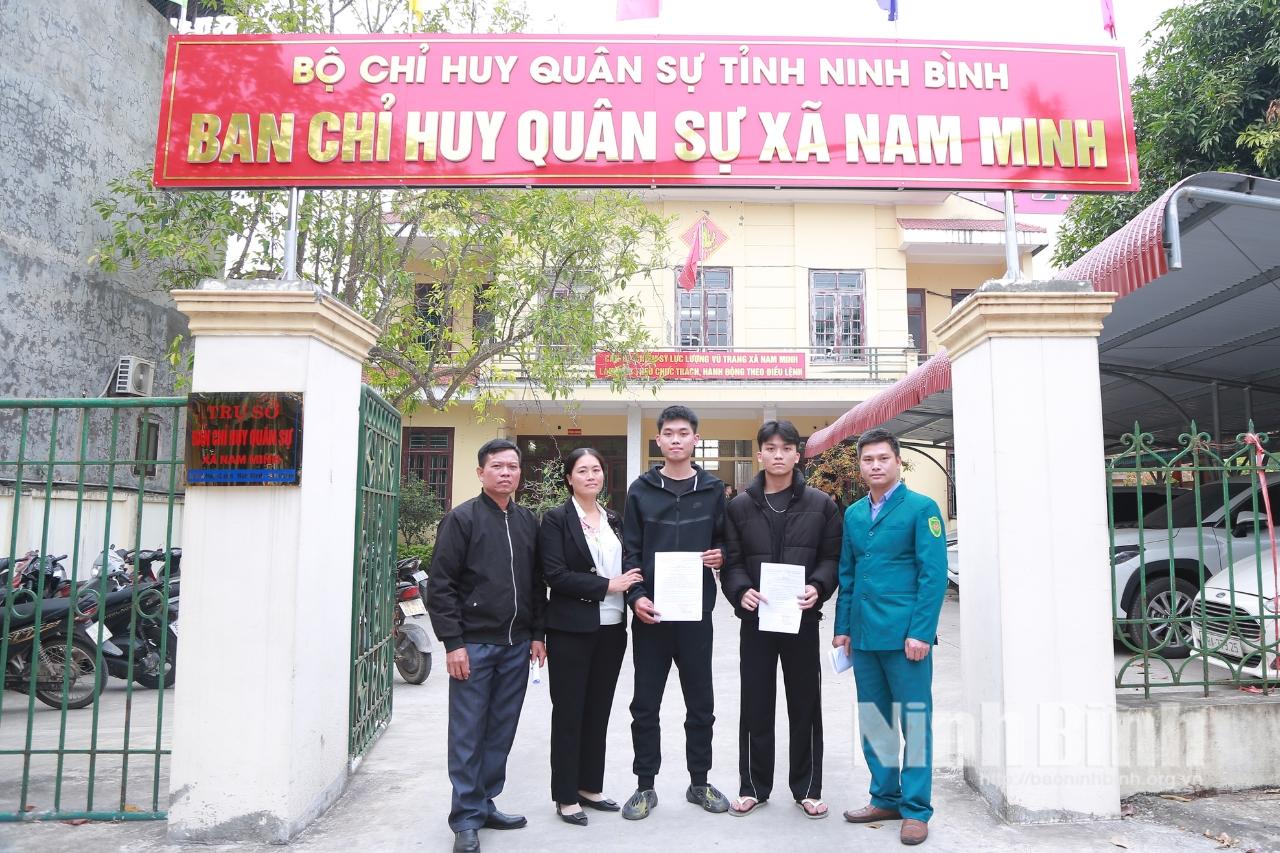 Hai anh em ruột là Nguyễn Hoa Kỳ và Nguyễn Gia Bảo cùng viết đơn tình nguyện nhập ngũ năm 2026.