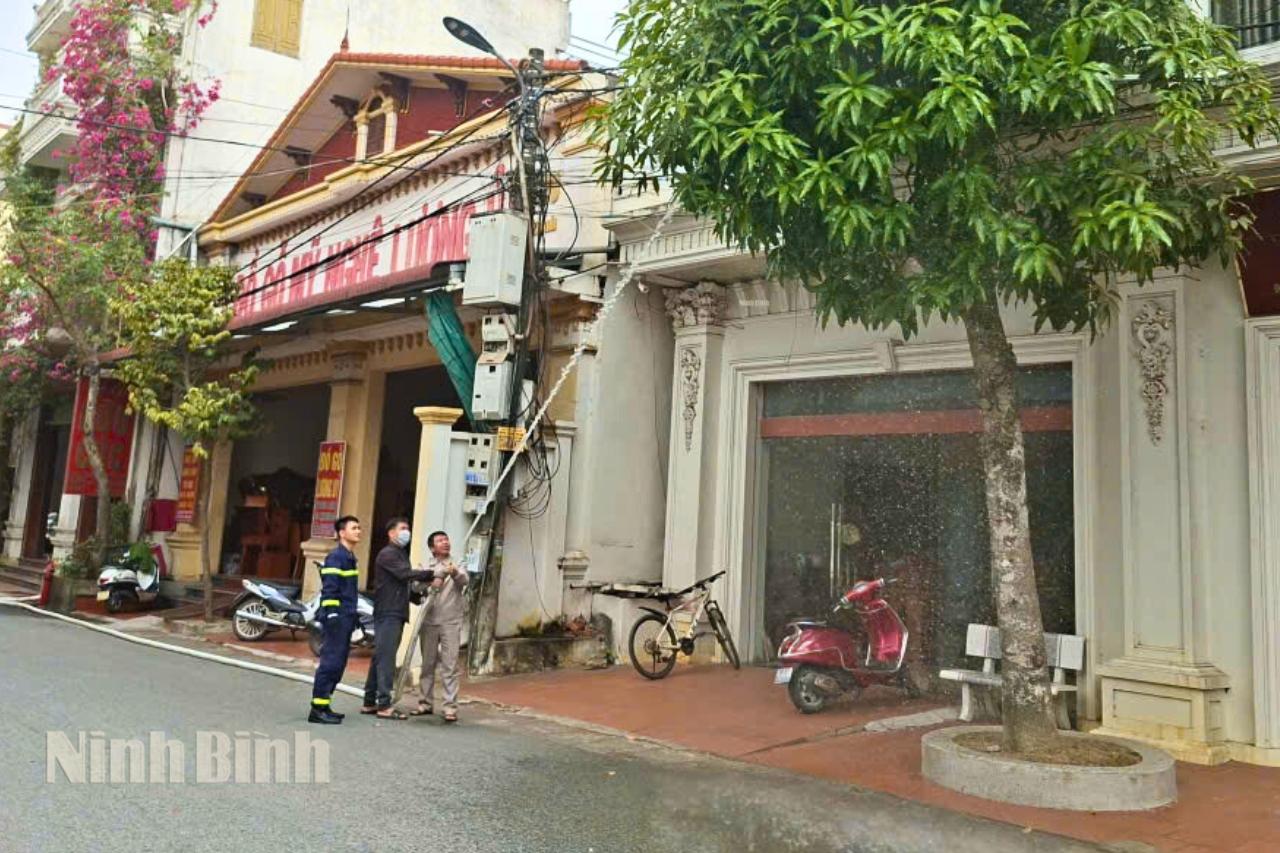 Đội Chữa cháy và CNCH khu vực Vụ Bản, Công an tỉnh Ninh Bình hướng dẫn doanh nghiệp sử dụng các biện pháp PCCC.