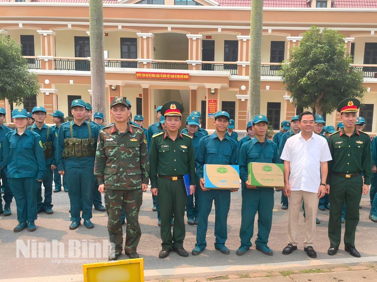 Lãnh đạo phường Nam Định tặng quà, động viên cán bộ, chiến sĩ tham gia huấn luyện dân quân tự vệ năm 2026.