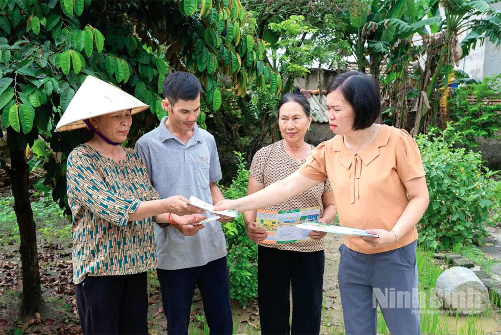 Cán bộ y tế Khoa Truyền nhiễm (Trung tâm Kiểm soát bệnh tật tỉnh) phát tờ rơi tuyên truyền cho người dân về phòng, chống dịch bệnh mùa hè tại xã Đồng Thái. Ảnh: Ngọc Linh