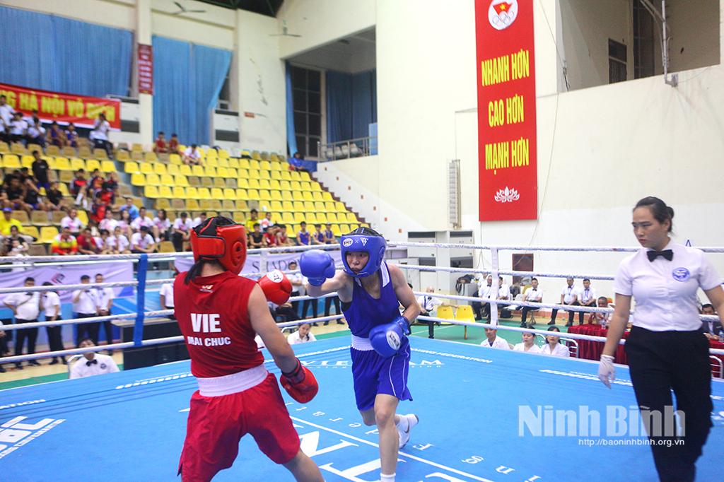 Thi đấu nội dung nữ hạng cân 42kg.