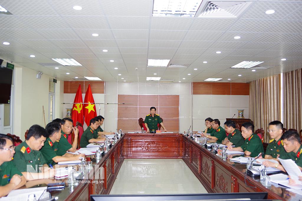 Đại tá Trịnh Hồng Phong, Ủy viên Ban Thường vụ Tỉnh ủy, Chỉ huy trưởng Bộ CHQS tỉnh phát biểu tại hội nghị.